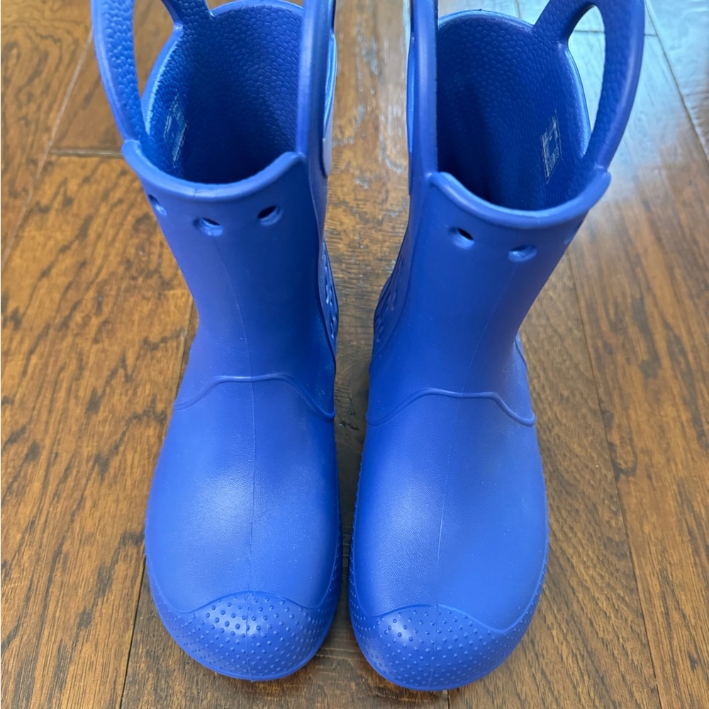 CROCS Kids Handle it blue rain boots J2